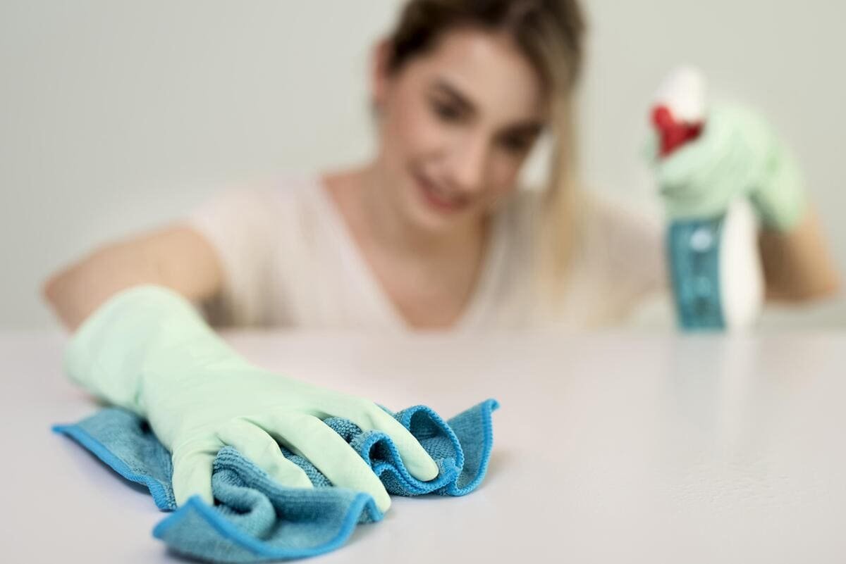 mujer-desenfocada-con-guantes-superficie-de-limpiezaDDS Servicios de limpieza y servicios de conserjería Jacksonville FL